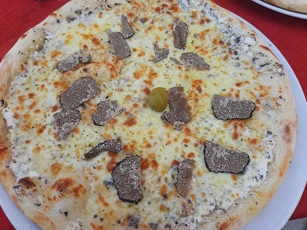 Pizza with truffles from Cres